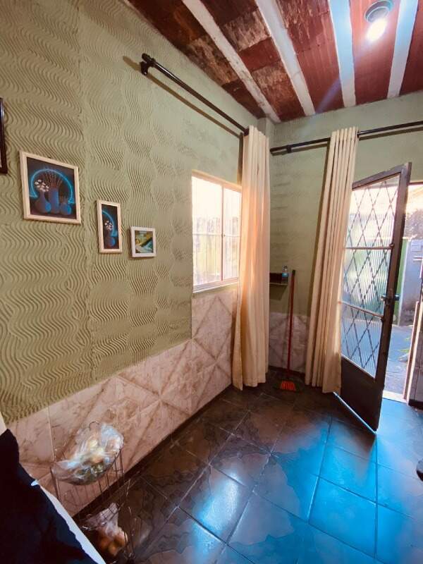 Casa à venda com 2 quartos, 90m² - Foto 2