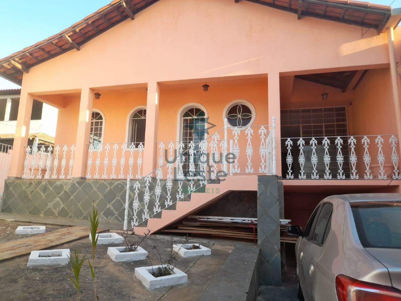 Casa à venda com 3 quartos, 250m² - Foto 1