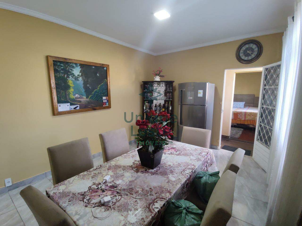 Casa à venda com 3 quartos, 360m² - Foto 1