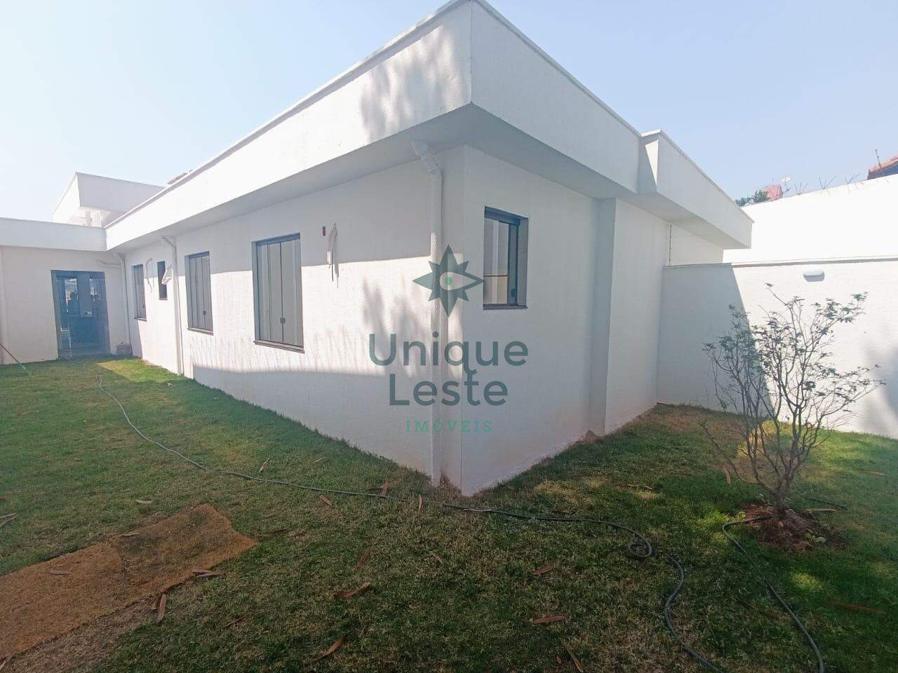 Casa à venda com 3 quartos, 150m² - Foto 1