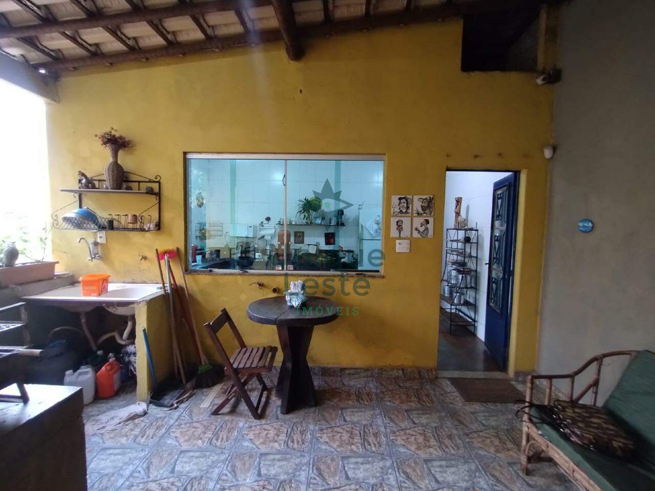 Casa à venda com 4 quartos, 1500m² - Foto 1