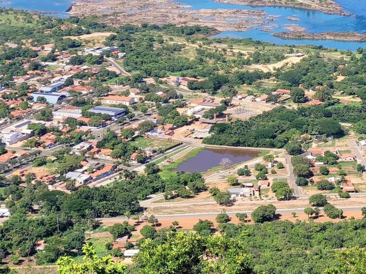 Terreno à venda no Zona Rural: 