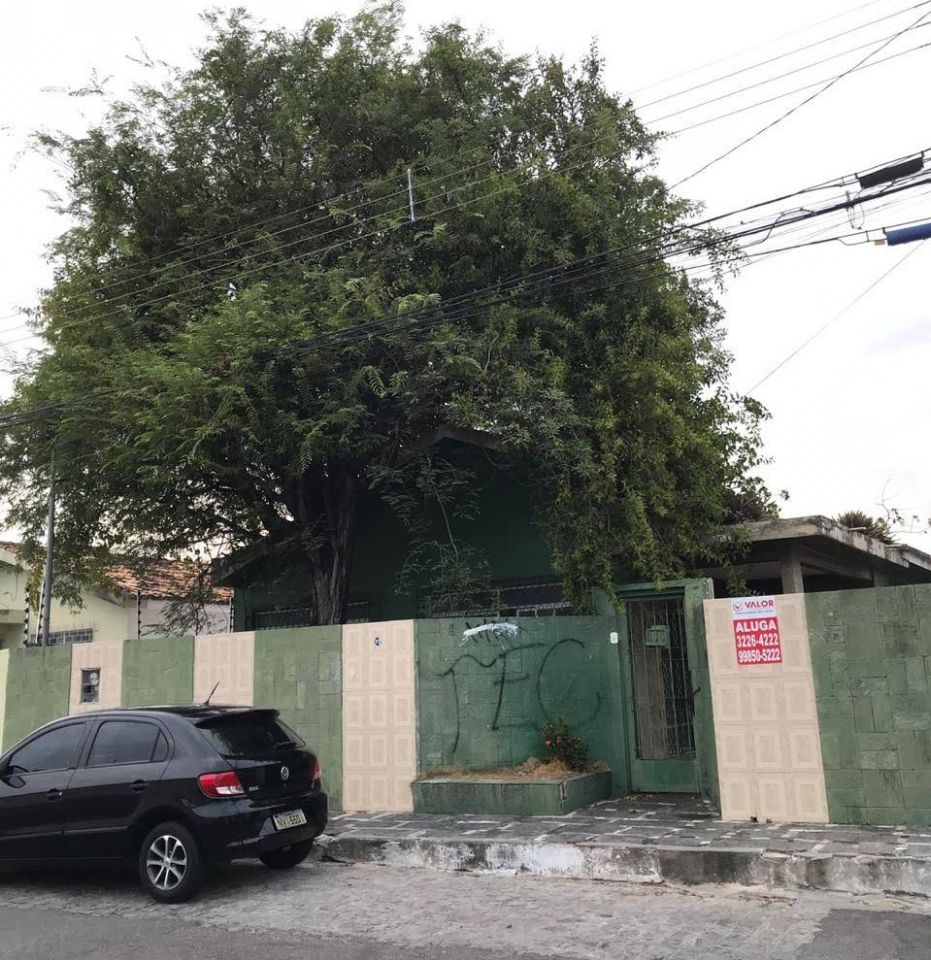 Venda - Casa de Esquina no Ponto Novo