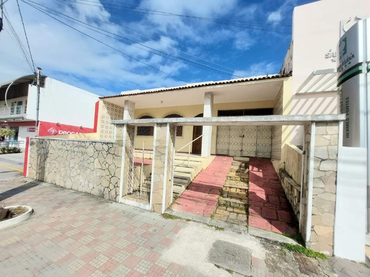 Oportunidade Imperdível: Casa na Av. Hermes Fontes. Localização Estratégica