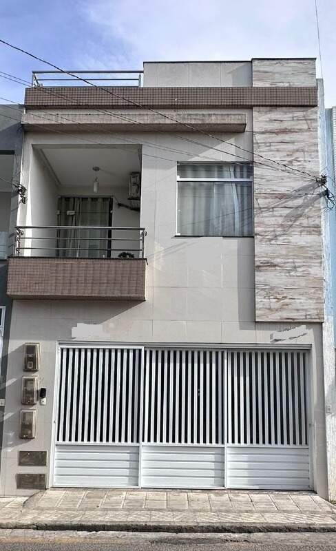 EXCELENTE SOBRADO PARA VENDER COM 05 QUARTOS 03 SUÍTES NO CENTRO EM ITABAIANA