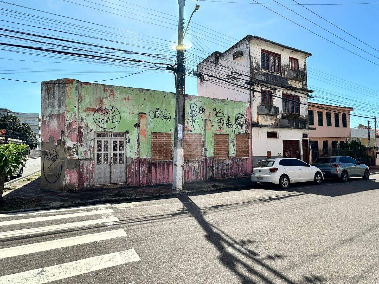 Oportunidade Imperdível para o Seu Negócio: Casa com Terreno Amplo no Coração de Aracaju!