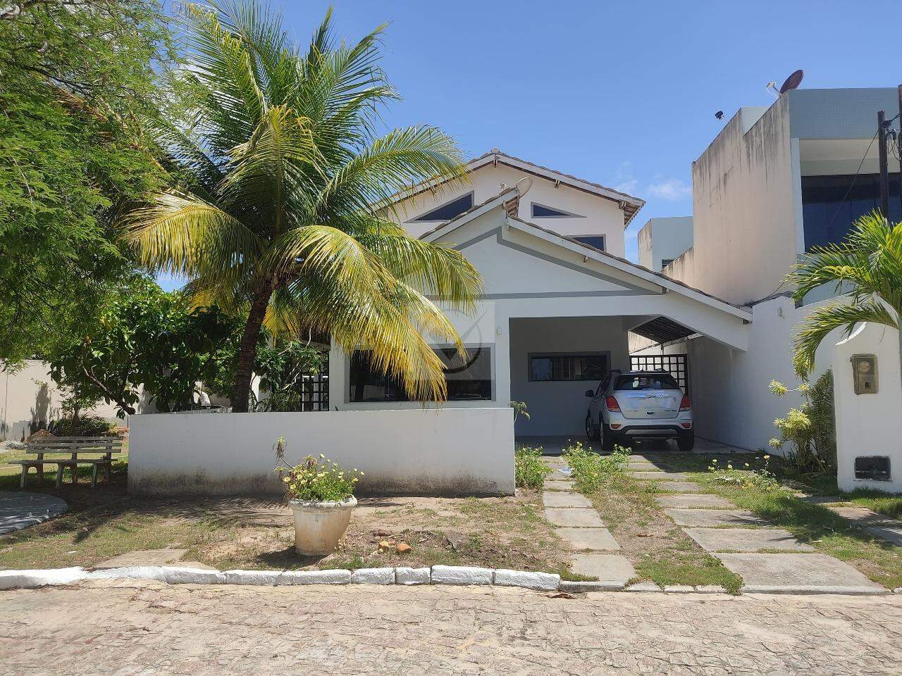 CASA DUPLEX COM 4/4, SENDO 3 SUÍTES NO COND. ROTA DO SOL - BAIRRO ARUANA