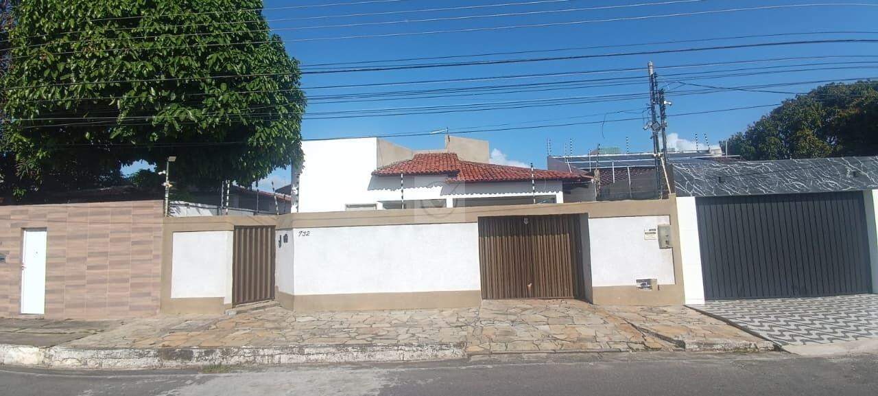 Venda - O Seu Refúgio Perfeito: Casa Espetacular na Coroa do Meio!
