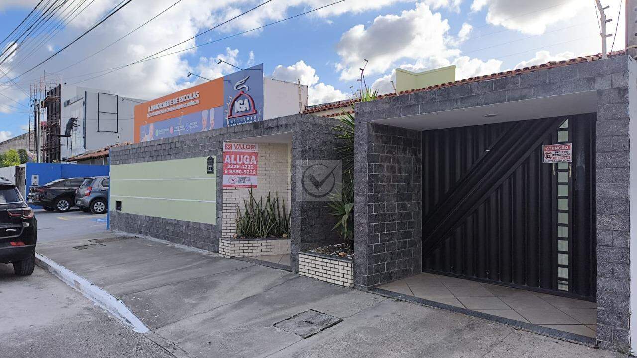 Espaçosa Casa para Locação em Localização Privilegiada