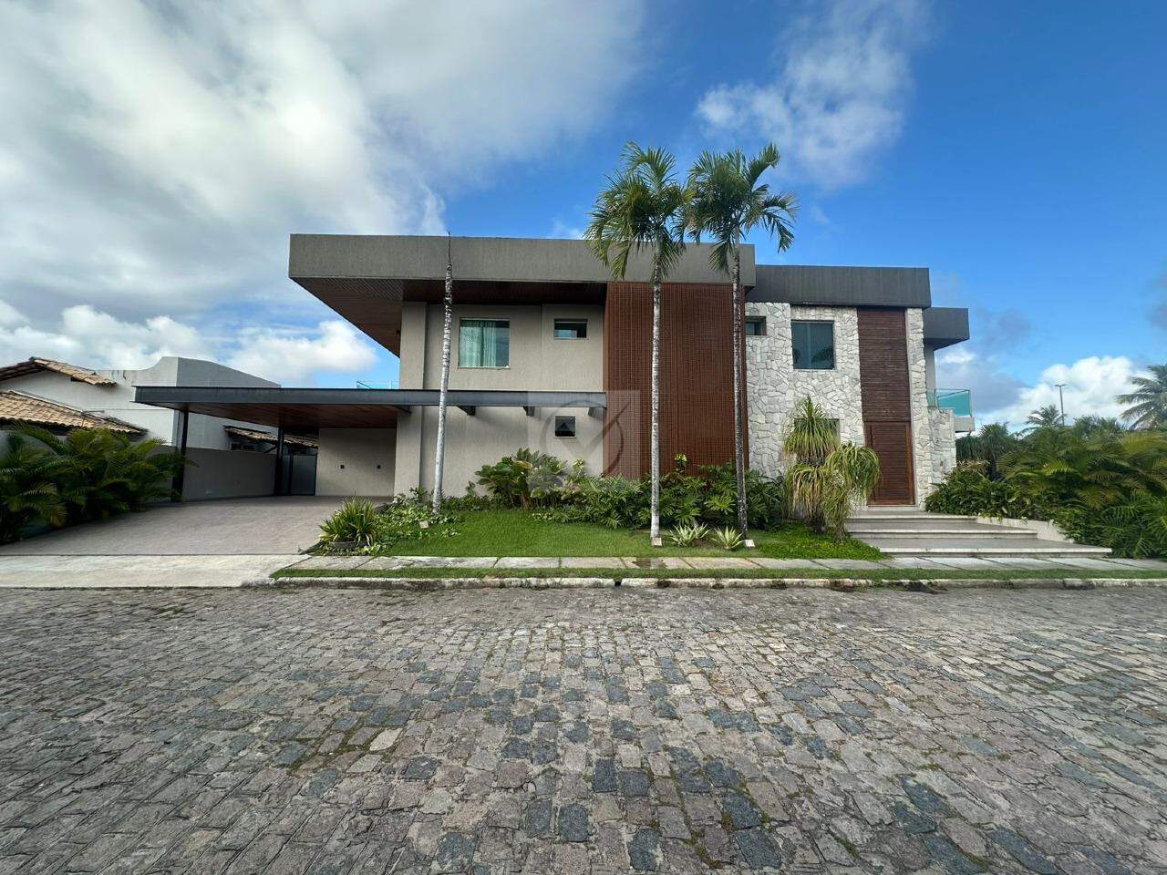 Mansão de Luxo e Sustentabilidade no Prestigiado Marta Resende Residence