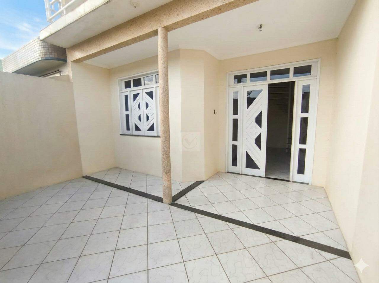 Casa Espaçosa de Esquina com 4 Quartos no Bairro Marianga!