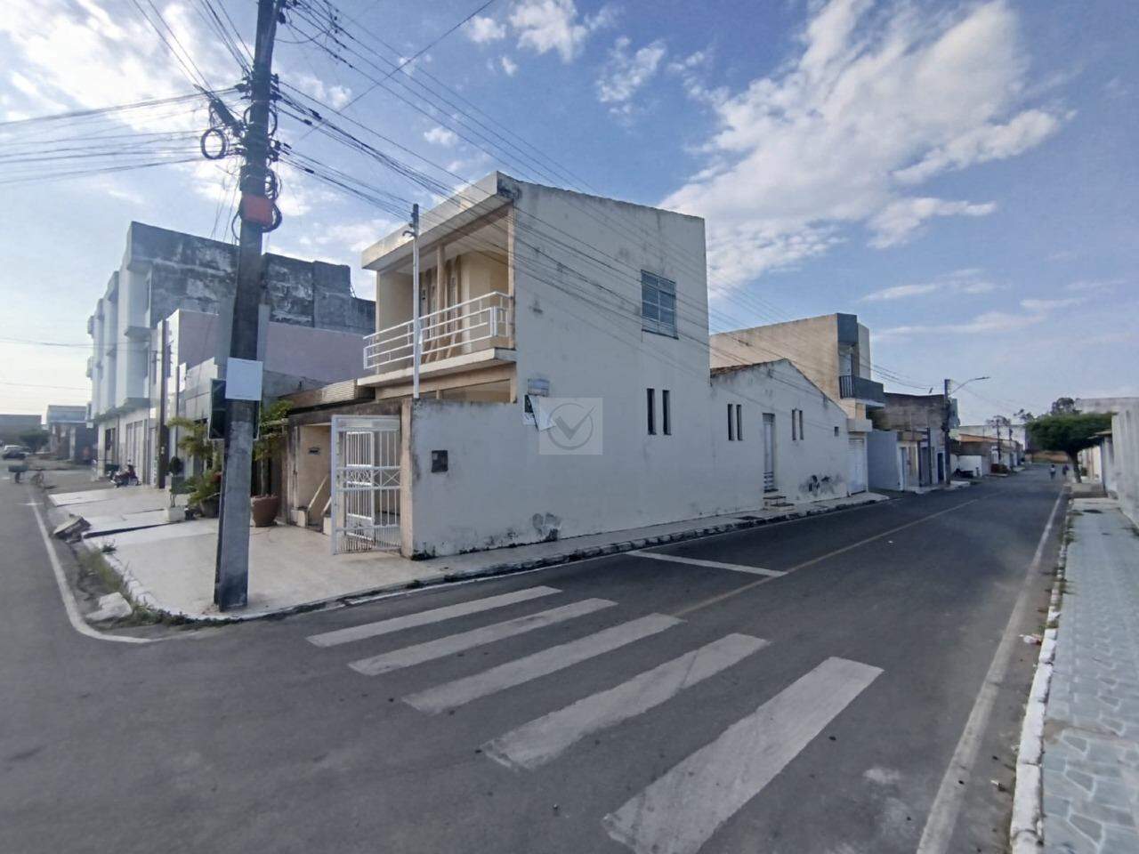 Casa Espaçosa de Esquina com 4 Quartos no Bairro Marianga! - Foto 2