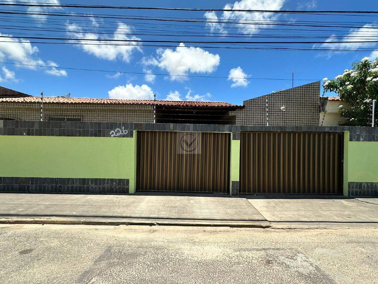 Casa ampla no Ponto Novo!