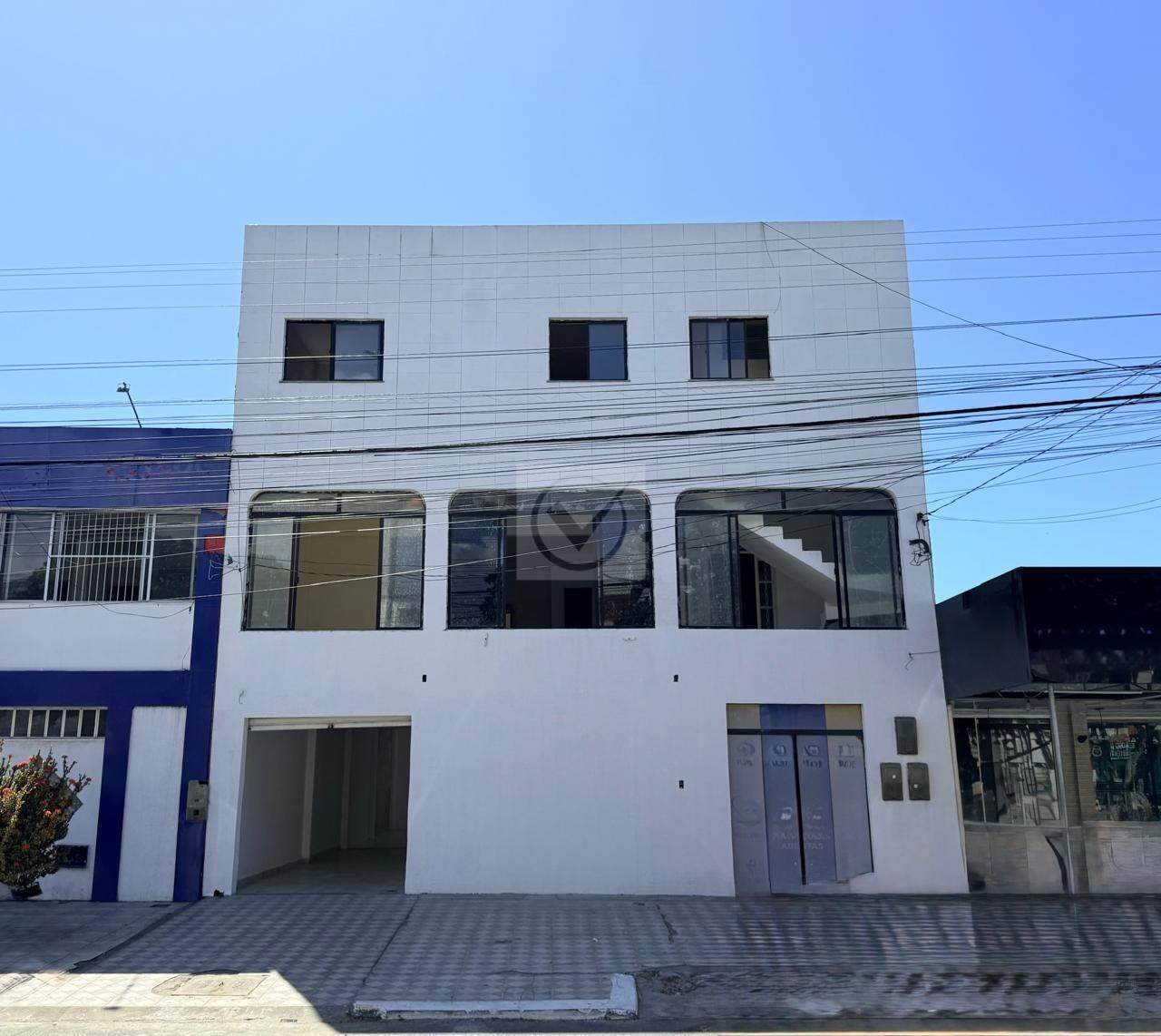 Venda | Prédio Comercial na Farolândia: 540m² de Infraestrutura e Visibilidade