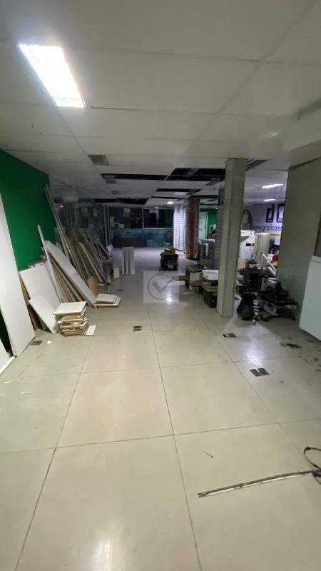 Prédio Comercial no Centro: Localização Privilegiada e Ampla Infraestrutura - Foto 6