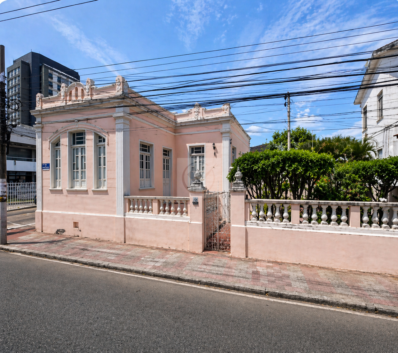 CASA DE ESQUINA A VENDA NA RUA ITABAIANA (CENTRO)
