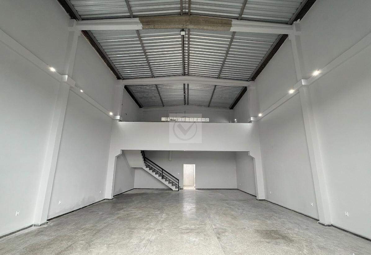 Galpão de Alto Padrão na Barra dos Coqueiros – 200 m² com Infraestrutura Completa