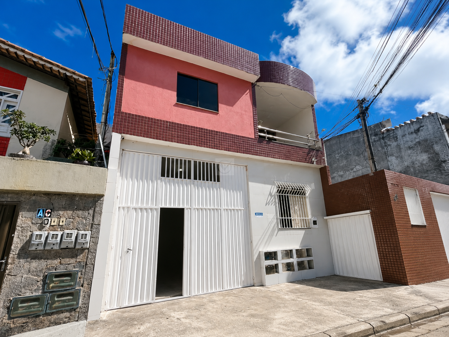 Casa Comercial na Coroa do Meio em Aracaju/SE – Estrutura Operacional Integrada com Escritório e Depósito