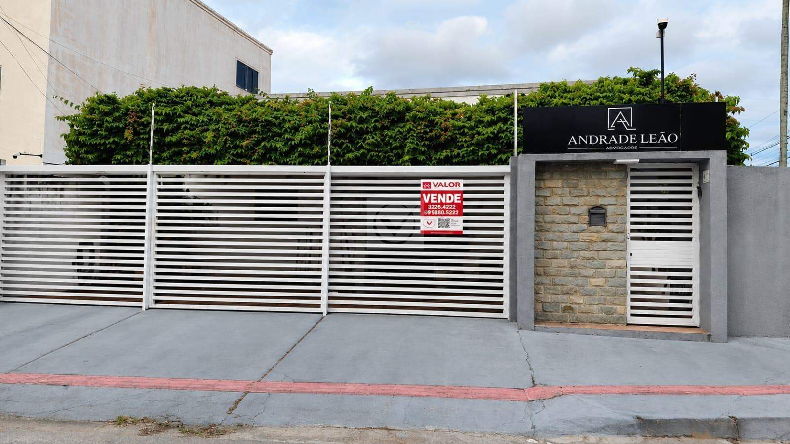 Casa com 3 Quartos, Área Gourmet e 3 Vagas de Garagem