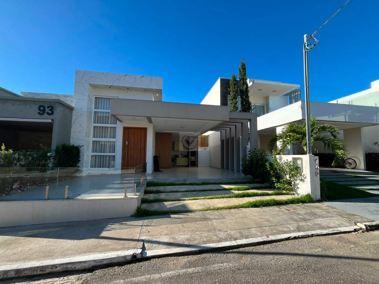 Alto Padrão e Sofisticação no Condomínio Zilda! Casa de 3 Quartos com Pé Direito Duplo (Porteira fechada)