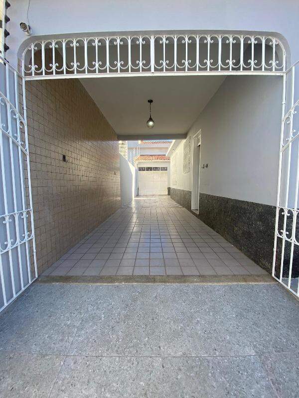 Excelente Casa Térrea em Localização Privilegiada – 238m² de Conforto e Praticidade! - Foto 2