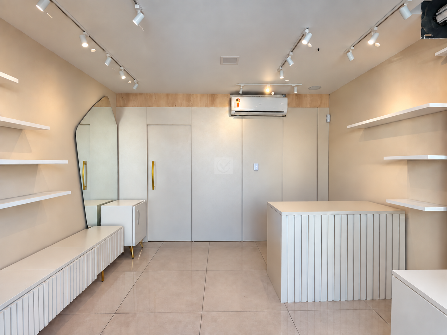 Sala Comercial com estrutura para loja, com localização estratégica - Foto 6