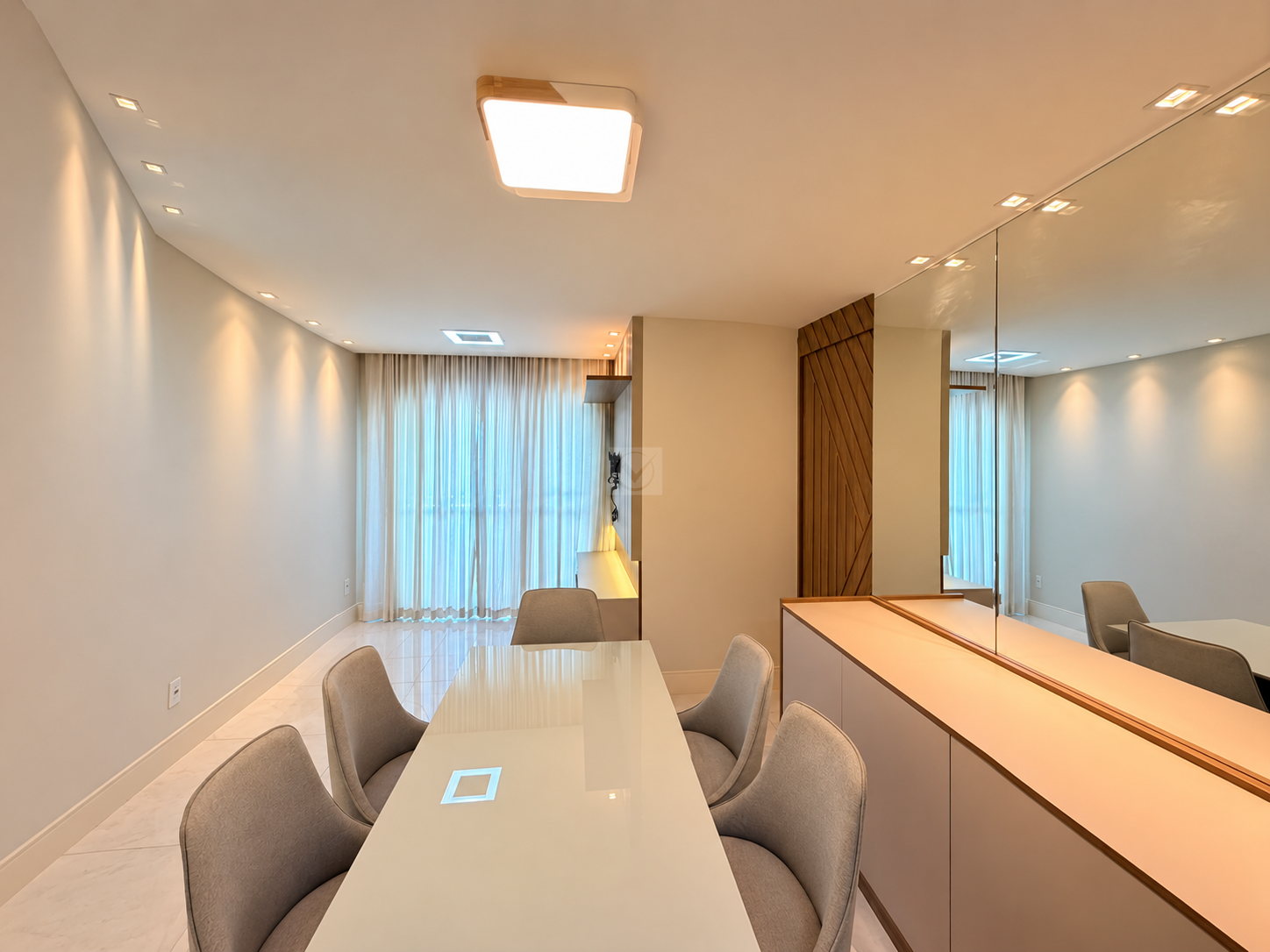 Apartamento reformado e decorado no Easy Luzia – 2 suítes e varanda gourmet