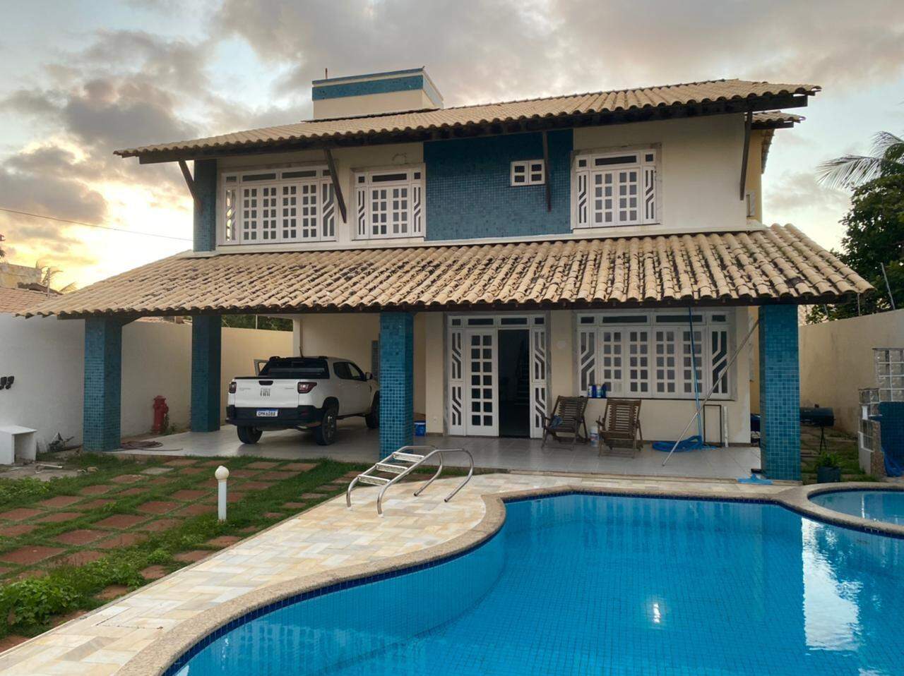 Seu Paraíso Particular: Casa Espaçosa, Perto da Praia e com Piscina Privativa!