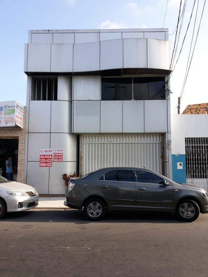 Prédio comercial em área de comércio