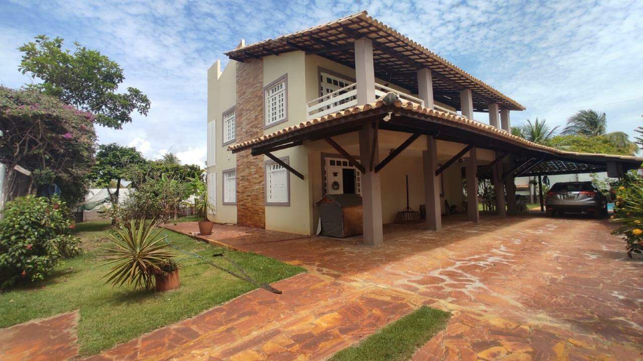 CASA COM UMA LINDA ÁREA VERDE E PISCINA NA ZONA DE EXPANSÃO