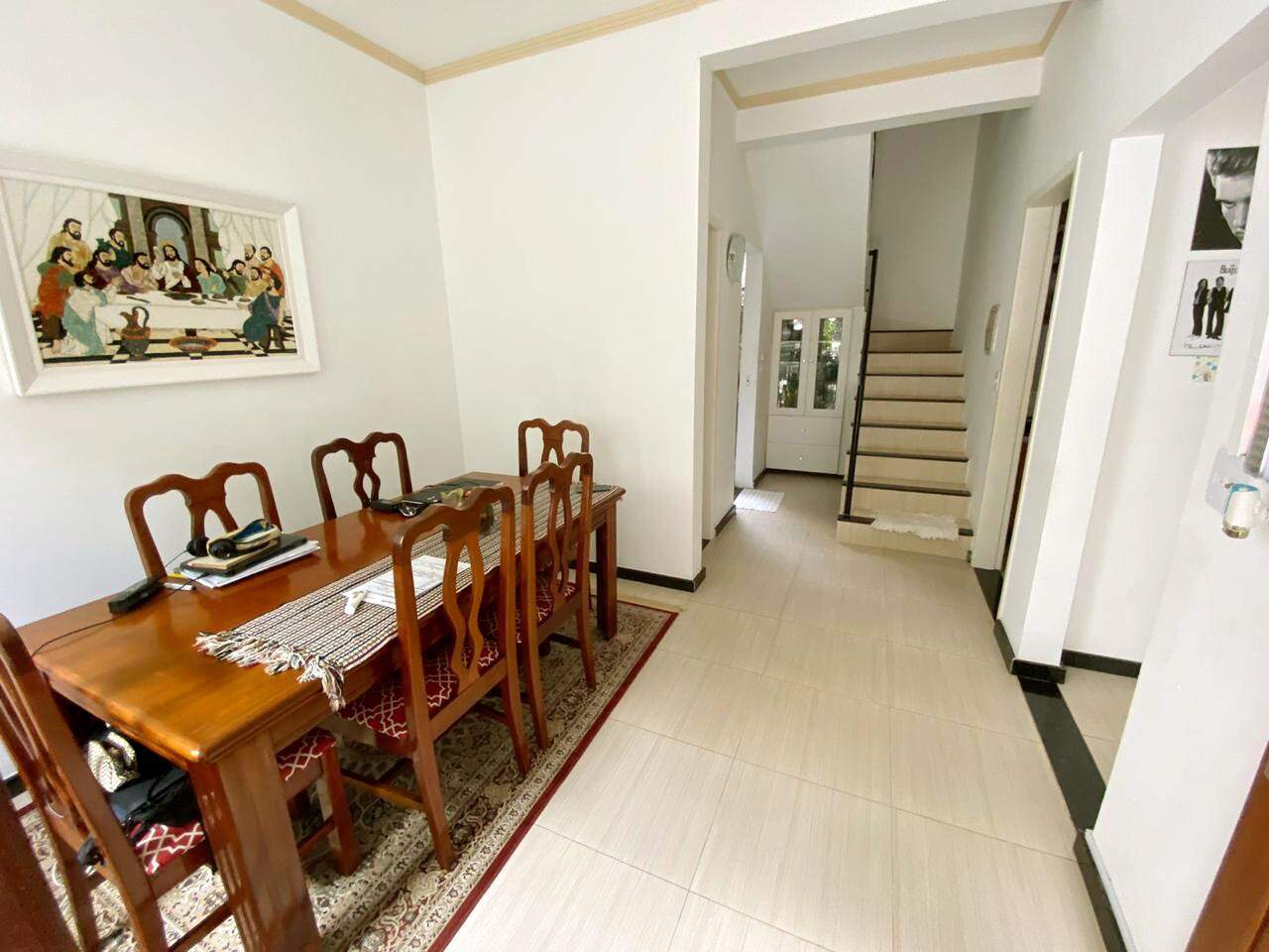 Condomínio residencial com 03 casas MOBILIADAS no Bairro Aruana com piscina