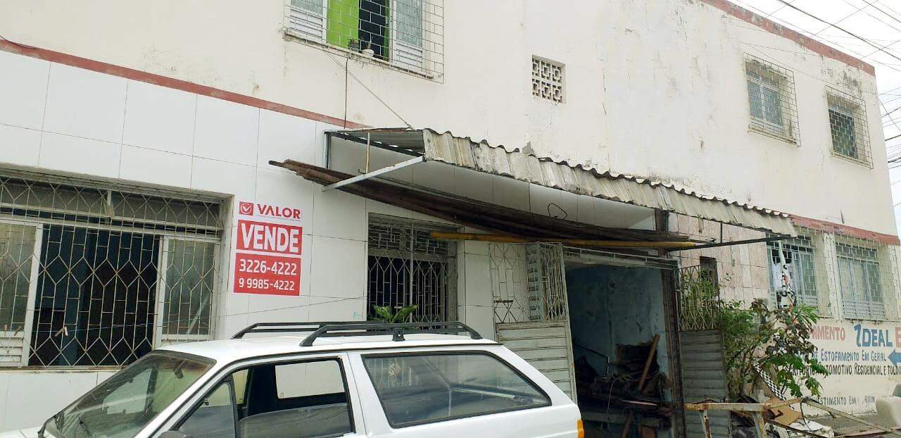 Casa de esquina à venda no Santo Antônio