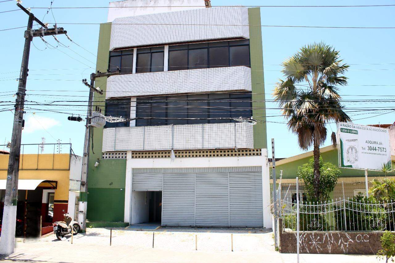 Prédio comercial próximo a Praça da Bandeira