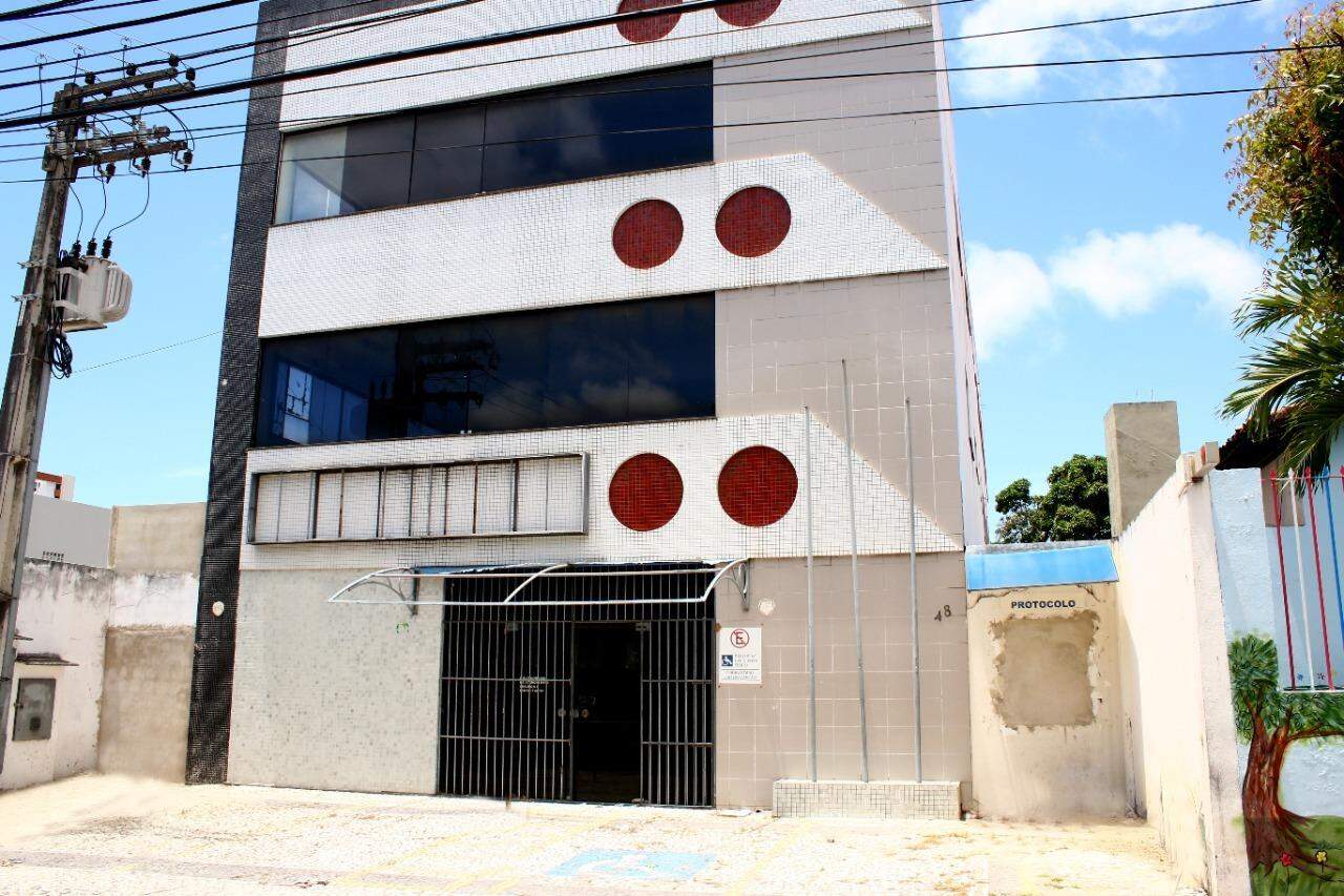 PRÉDIO COMERCIAL NO BAIRRO SÃO JOSÉ EM FRENTE A PRAÇA DA BANDEIRA