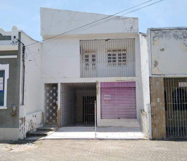 Casa ampla com quintal no Centro
