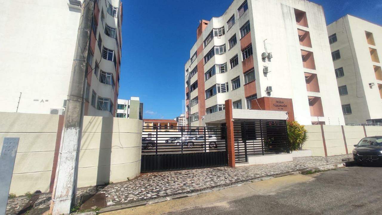 Apartamento amplo com 178m², no Cond. Milton Vasconcelos- Grageru.