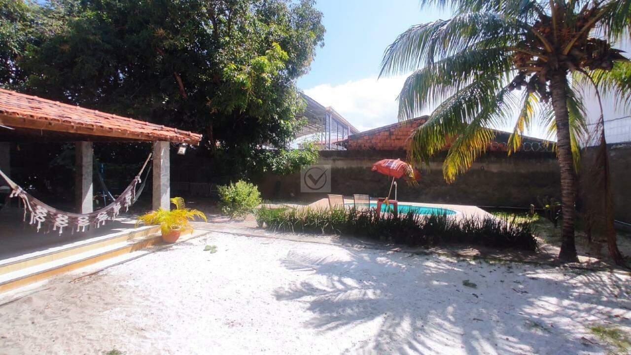 CASA AMPLA COM 5 QUARTOS, PISCINA, NO BAIRRO COROA DO MEIO.