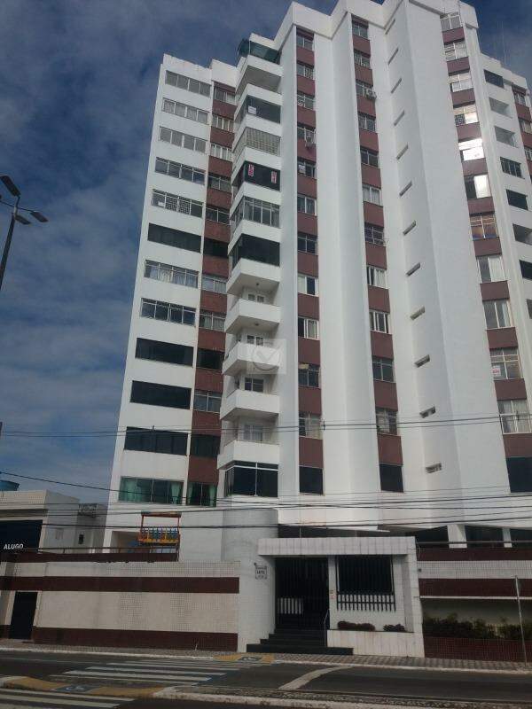 Apartamento no Edifício Iate, no bairro Treze de Julho.