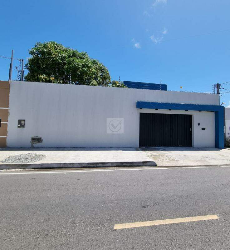 Casa Térrea Moderna no Bairro Coroa do Meio