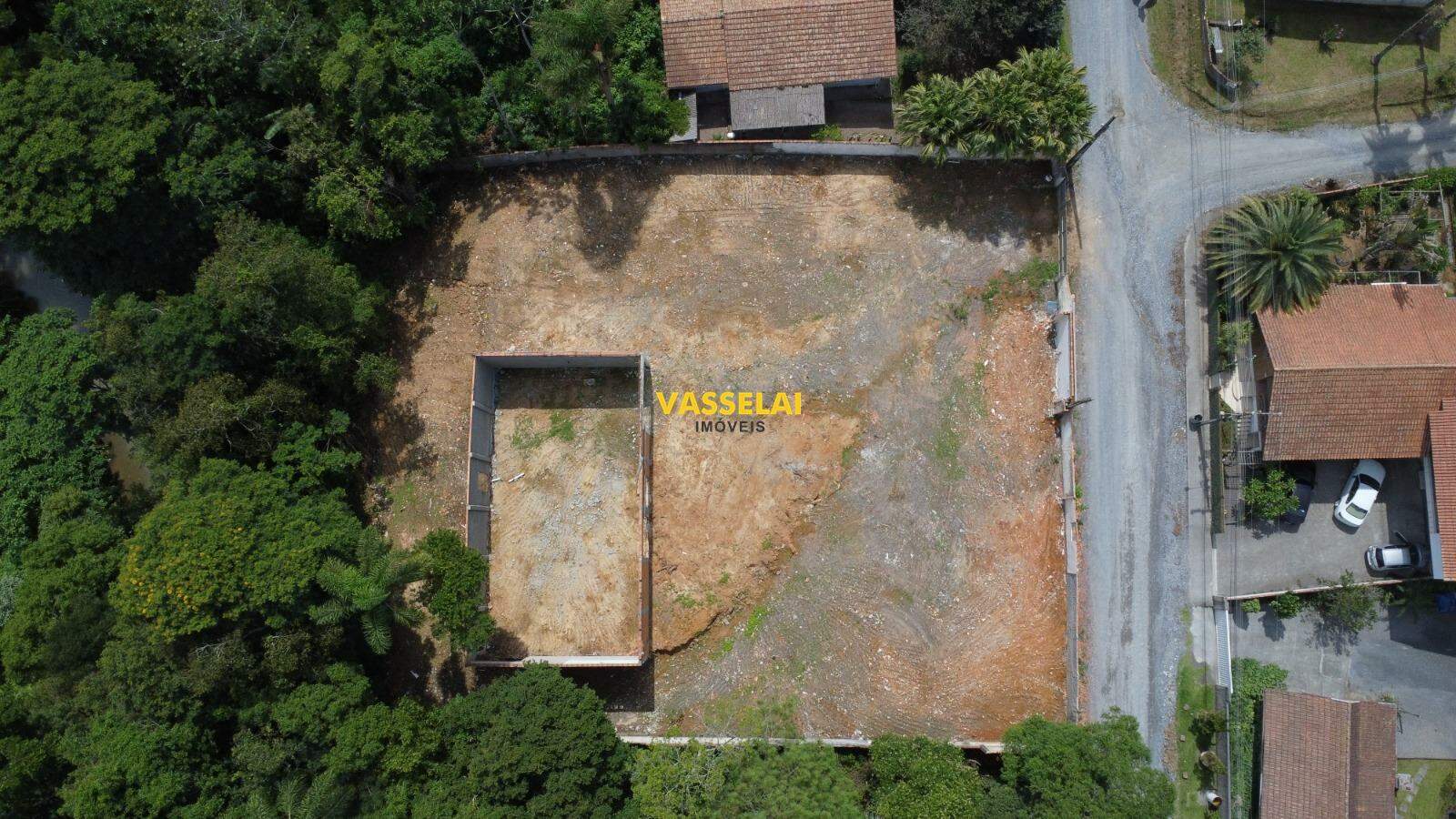 Terreno à venda no Fundo Canoas: