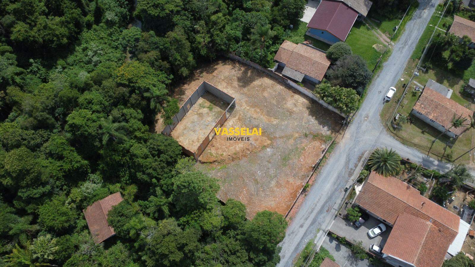 Terreno à venda no Fundo Canoas: