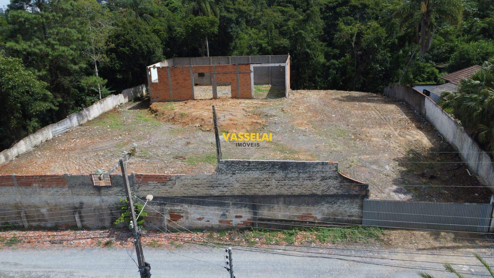 Terreno à venda no Fundo Canoas: