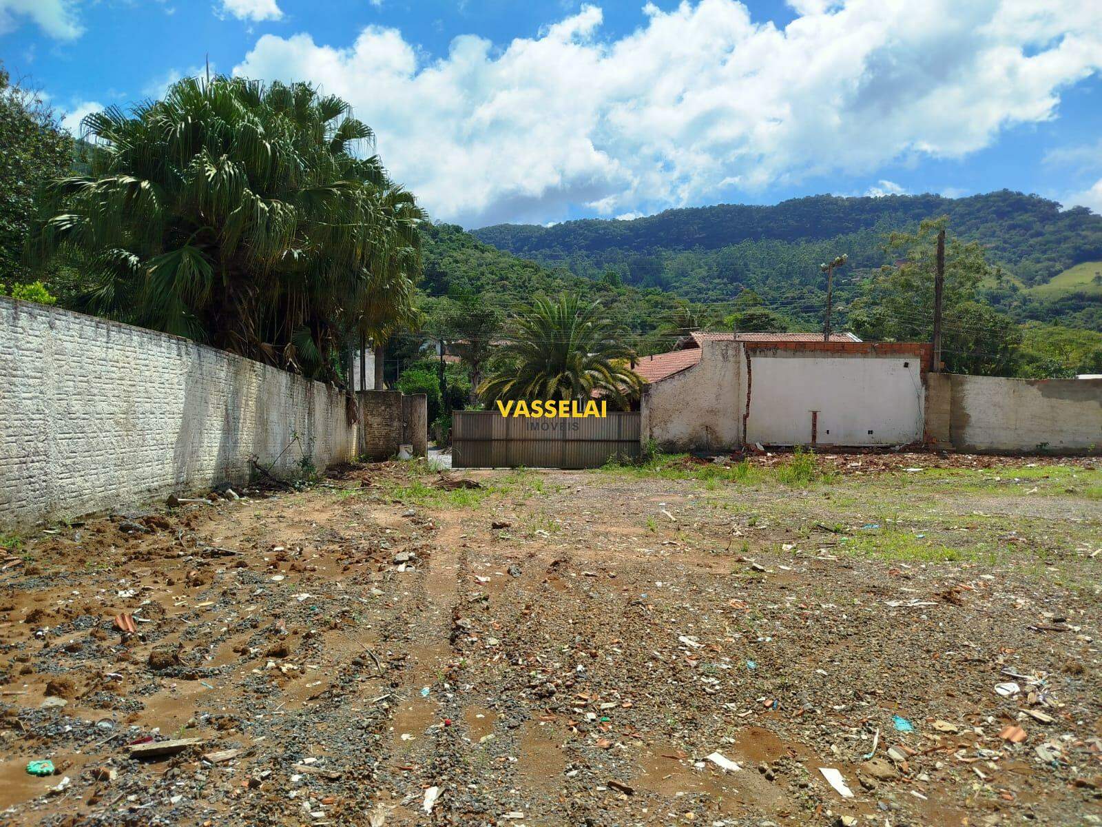 Terreno à venda no Fundo Canoas: 