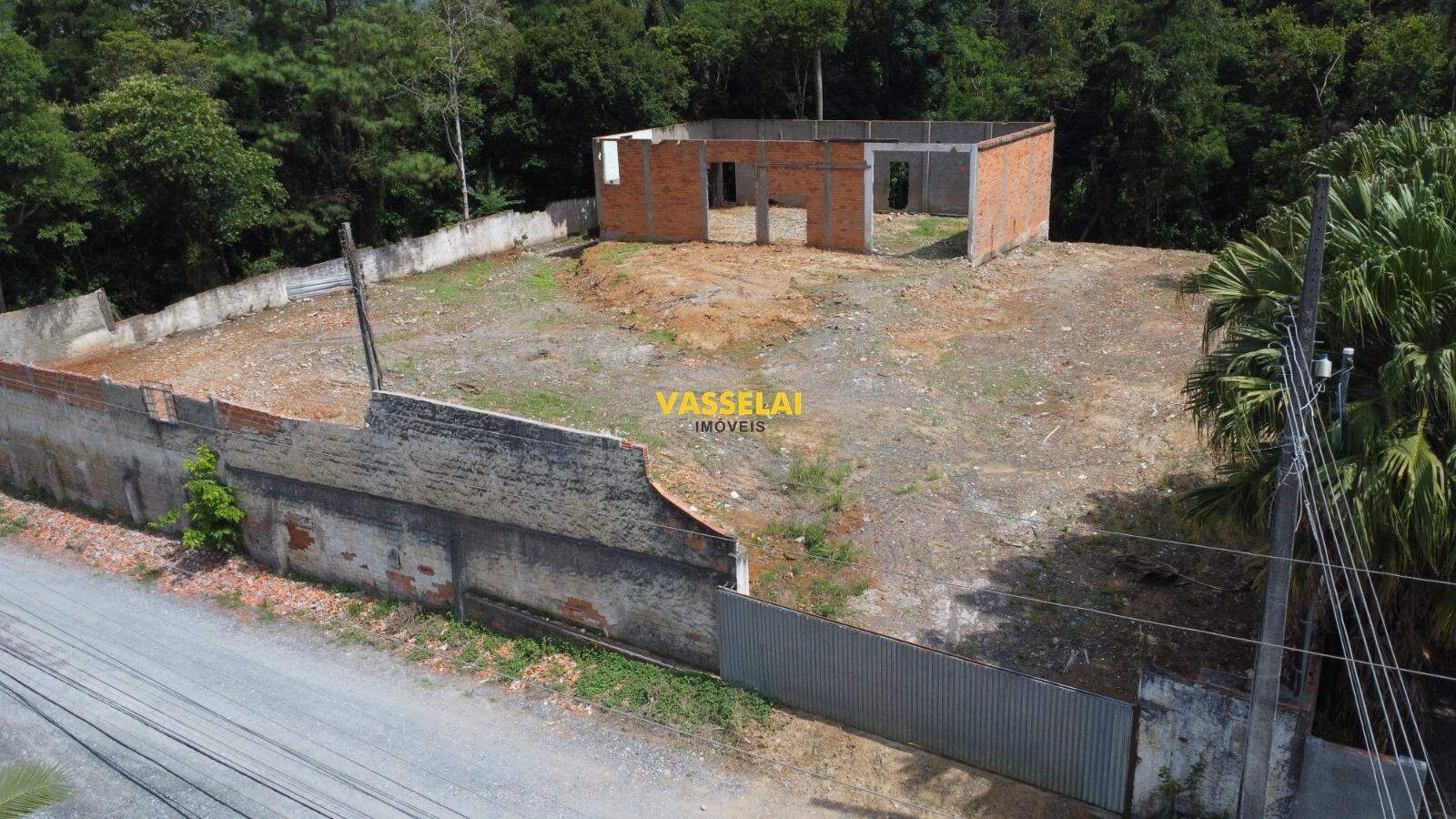 Terreno à venda no Fundo Canoas: 