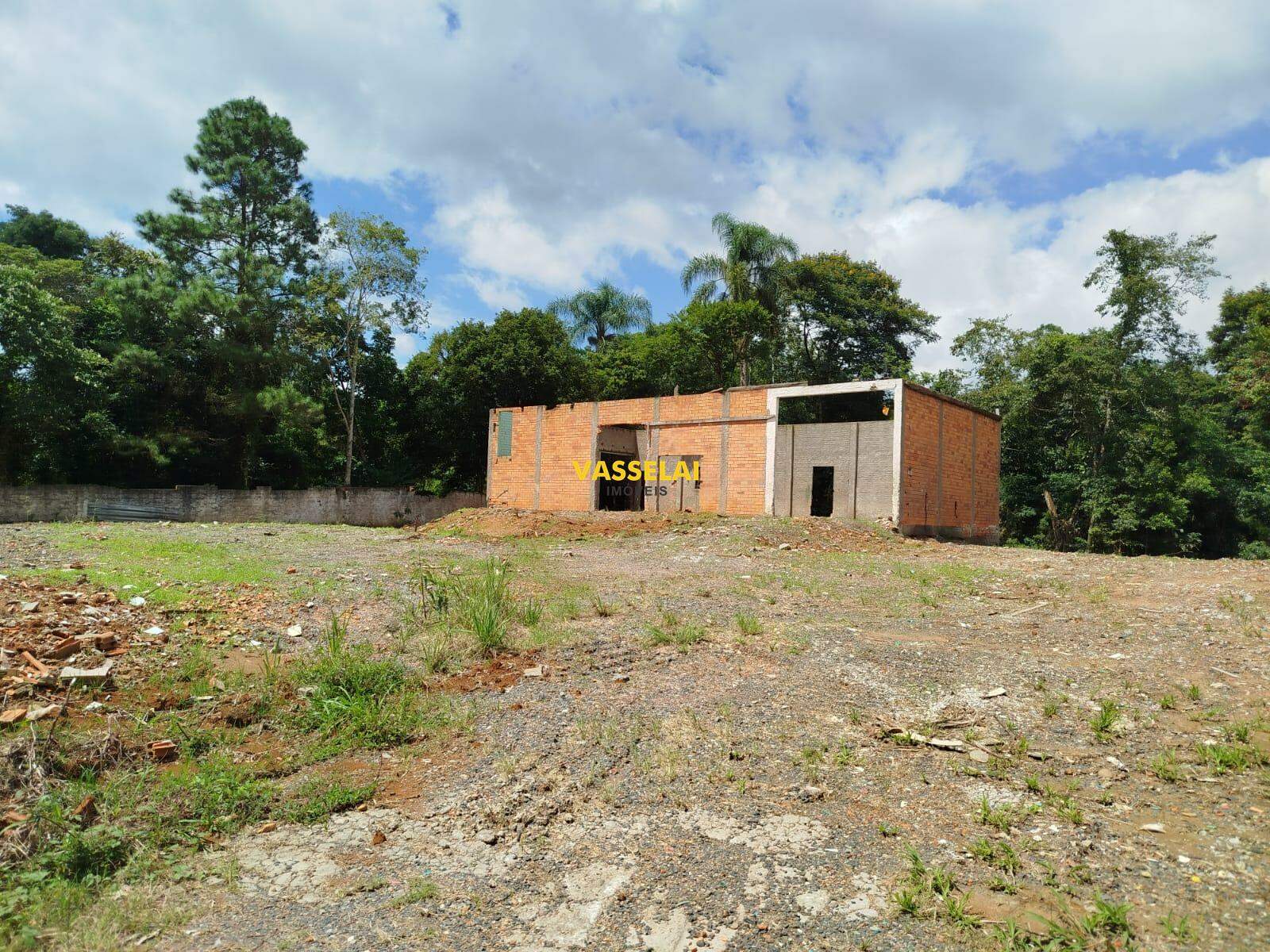 Terreno à venda no Fundo Canoas: 