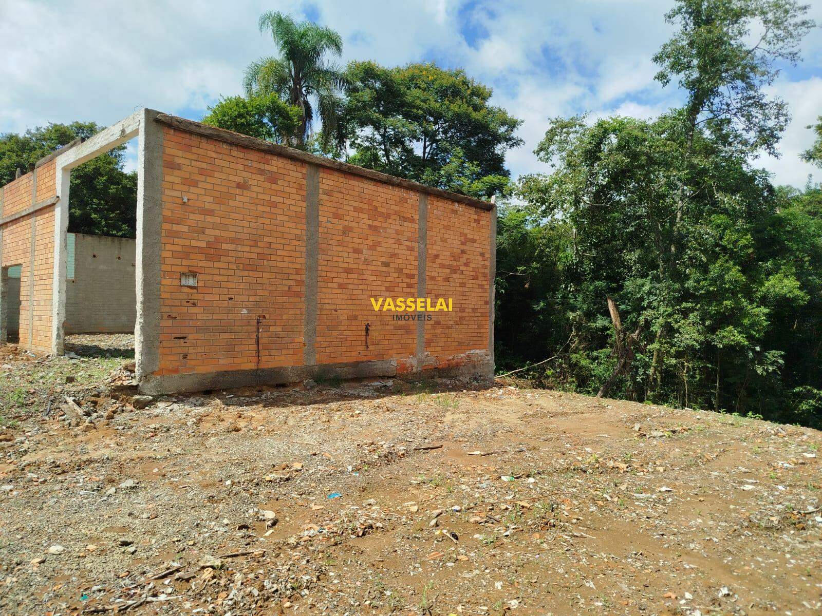 Terreno à venda no Fundo Canoas:
