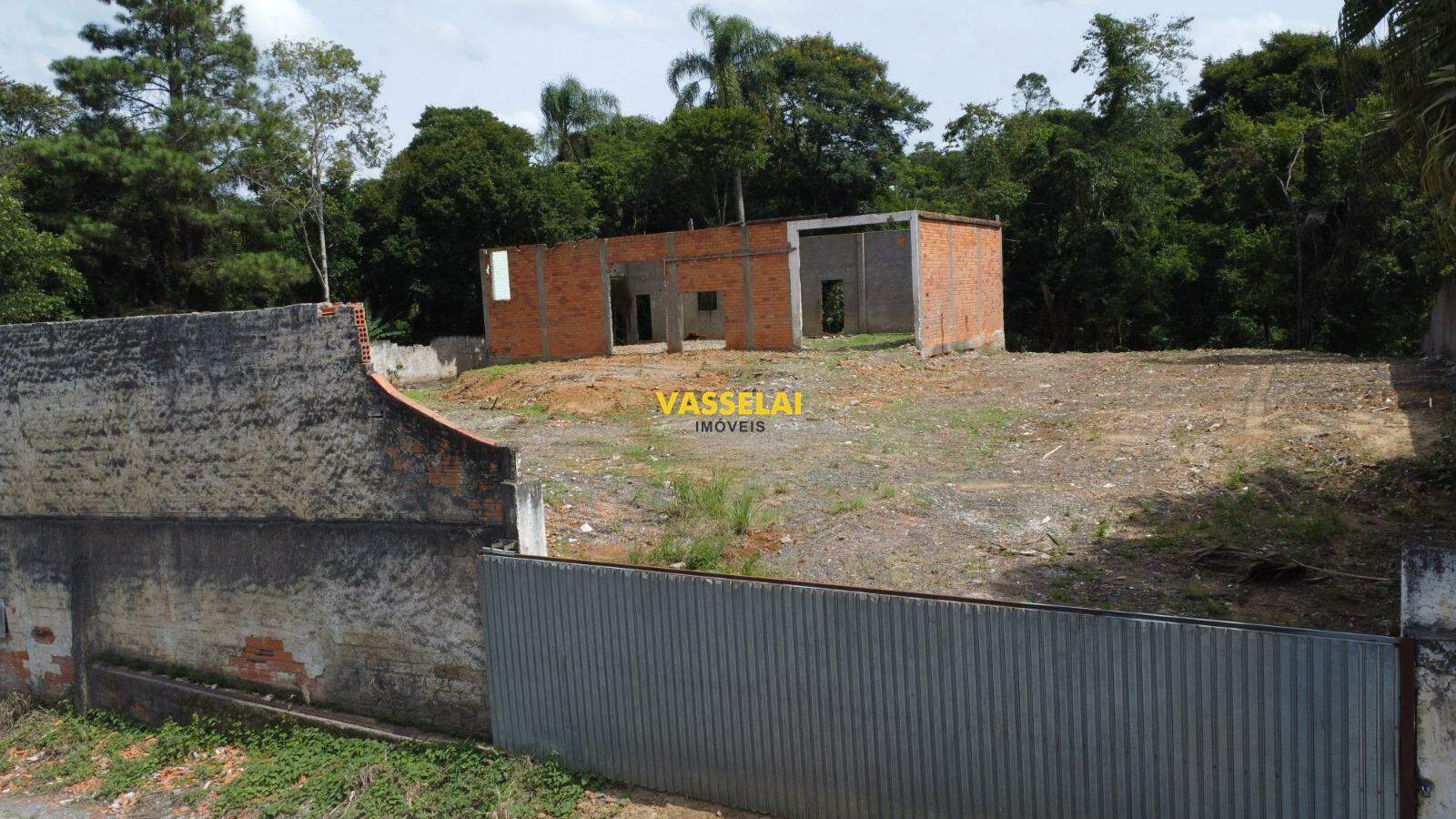 Terreno à venda no Fundo Canoas: