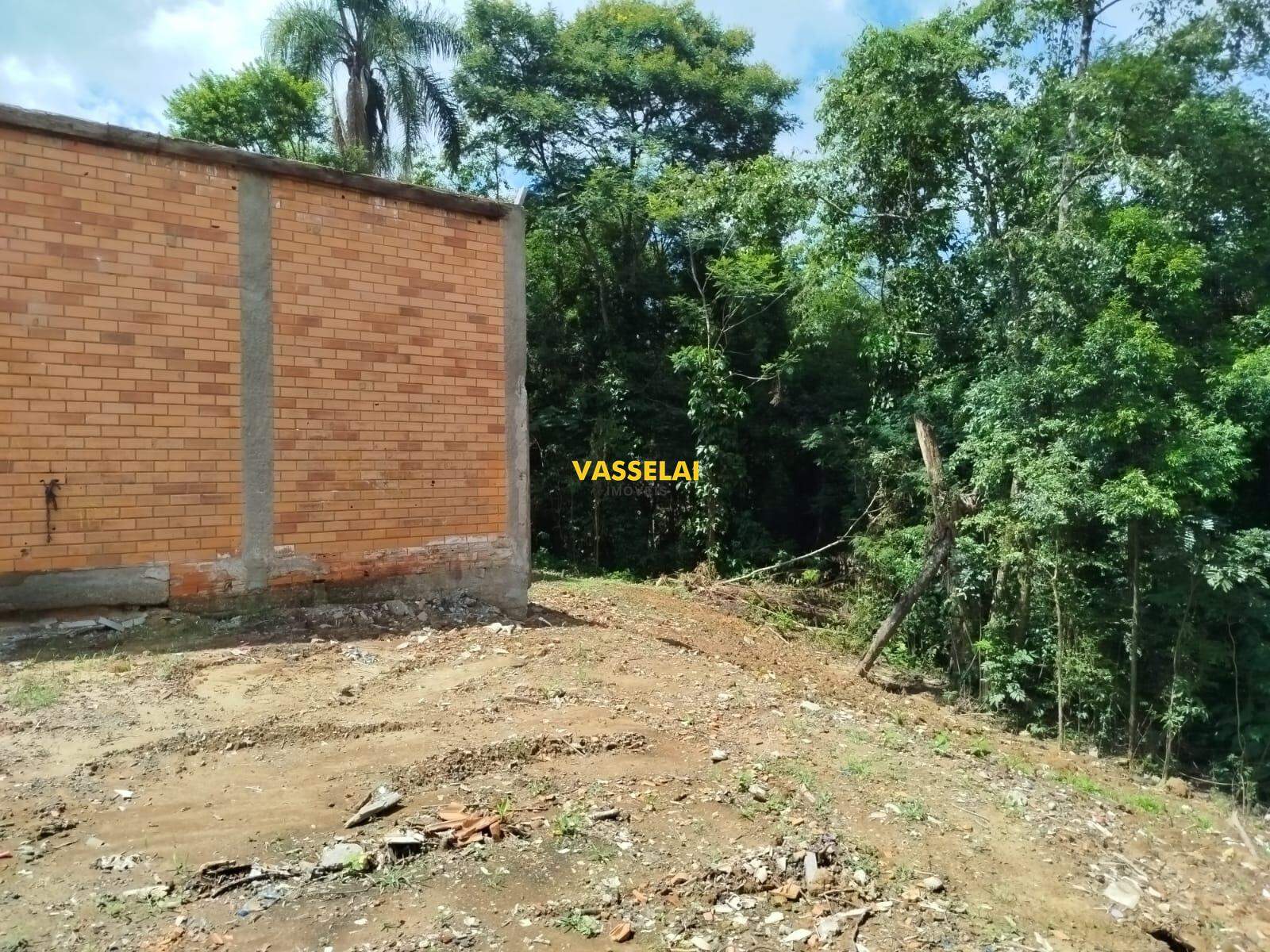 Terreno à venda no Fundo Canoas: