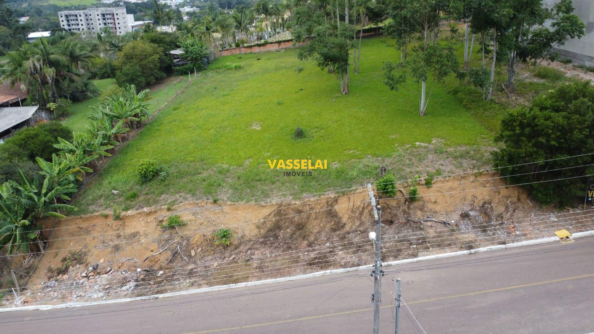 Terreno à venda no Fundo Canoas: 