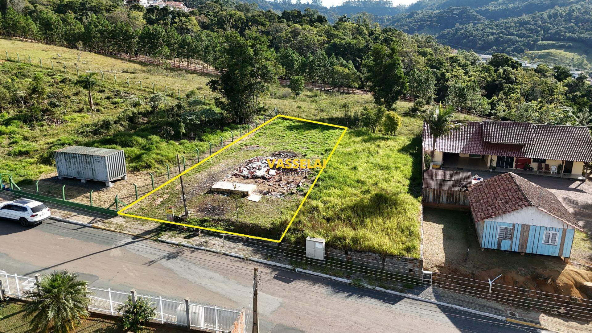Terreno à venda no Fundo Canoas: 